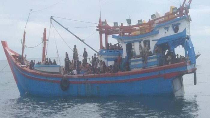 Sejumlah pengungsi diduga etnis Rohingya saat berada di atas kapal di tengah perairan Kabupaten Aceh Selatan, Jumat (18/10/2024). ANTARA/HO