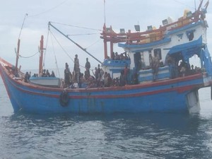Ditolak Warga, Imigran Rohingya di Aceh Selatan Masih Bertahan di Kapal