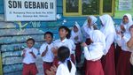 Semringahnya Siswa SD di Sidoarjo Dapat Dukungan Perlengkapan Sekolah