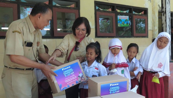 Semringahnya Siswa SD di Sidoarjo Dapat Dukungan Perlengkapan Sekolah Guna mendukung pemerintah dalam mengentaskan kemiskinan ekstrem yang salah satunya yakni dengan meningkatkan kualitas pendidikan di tingkat Sekolah Dasar.