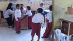 Semringahnya Siswa SD di Sidoarjo Dapat Dukungan Perlengkapan Sekolah