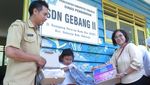 Semringahnya Siswa SD di Sidoarjo Dapat Dukungan Perlengkapan Sekolah