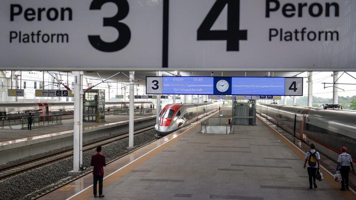 Kereta Cepat Jakarta Bandung melintasi Kawasan Tegalluar, Kabupaten Bandung, Jawa Barat, Sabtu (19/10/2024). PT KCIC mencatat, selama satu tahun pengoperasian Kereta Cepat Jakarta Bandung tiket yang telah terjual sebanyak 5,8 juta lembar dan rencananya akan menambah jumlah kereta cepat sebanyak 62 KA per hari serta membuka Stasiun Karawang untuk peningkatyan pelayanan penumpang. ANTARA FOTO/Raisan Al Farisi/nym.
