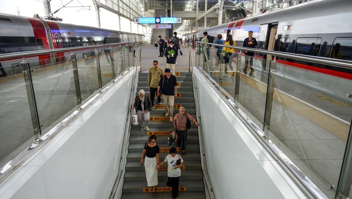 Kereta Cepat Jakarta Bandung melintasi Kawasan Tegalluar, Kabupaten Bandung, Jawa Barat, Sabtu (19/10/2024). PT KCIC mencatat, selama satu tahun pengoperasian Kereta Cepat Jakarta Bandung tiket yang telah terjual sebanyak 5,8 juta lembar dan rencananya akan menambah jumlah kereta cepat sebanyak 62 KA per hari serta membuka Stasiun Karawang untuk peningkatyan pelayanan penumpang. ANTARA FOTO/Raisan Al Farisi/nym.