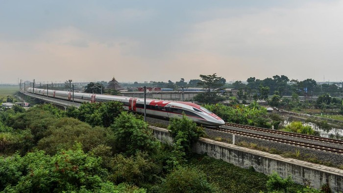 Kereta Cepat Jakarta Bandung melintasi Kawasan Tegalluar, Kabupaten Bandung, Jawa Barat, Sabtu (19/10/2024). PT KCIC mencatat, selama satu tahun pengoperasian Kereta Cepat Jakarta Bandung tiket yang telah terjual sebanyak 5,8 juta lembar dan rencananya akan menambah jumlah kereta cepat sebanyak 62 KA per hari serta membuka Stasiun Karawang untuk peningkatyan pelayanan penumpang. ANTARA FOTO/Raisan Al Farisi/nym.