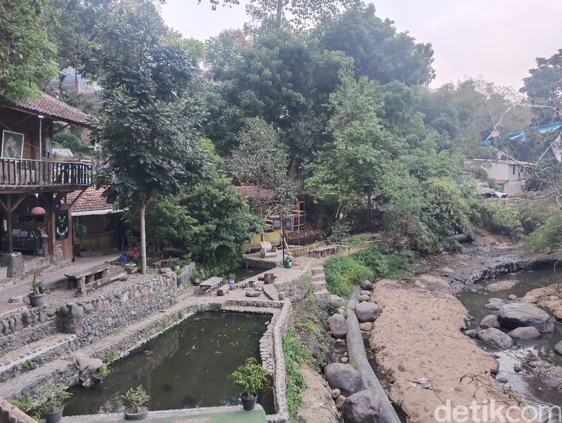 Suasana Kampung Pelangi 200, Kota Bandung.