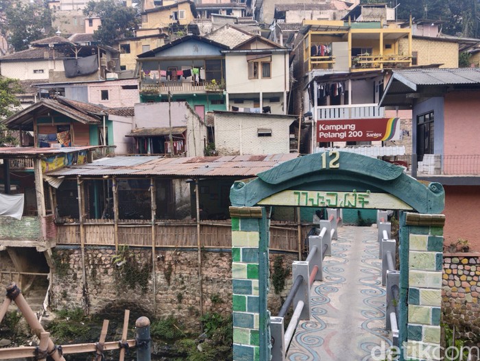 Suasana Kampung Pelangi 200, Kota Bandung.