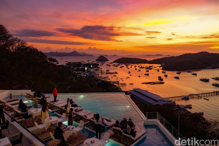 Travelers yang mengaku pencinta senja, wajib mengunjungi Labuan Bajo. Selain wisata Taman Nasional Komodo, Labuan Bajo terkenal dengan panorama matahari terbenamnya.