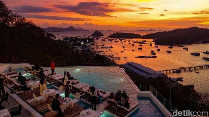 Travelers yang mengaku pencinta senja, wajib mengunjungi Labuan Bajo. Selain wisata Taman Nasional Komodo, Labuan Bajo terkenal dengan panorama matahari terbenamnya.