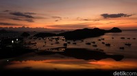 Travelers bisa menyaksikan momen sunset dari berbagai spot di Labuan Bajo. Mulai dari bukit Waringin, bukit Sylvia, dermaga TPI, maupun bar dan hotel yang ada di sana. 