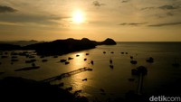 Dari ketinggian, terlihat siluet kapal-kapal dan pulau kecil dari Labuan Bajo. 