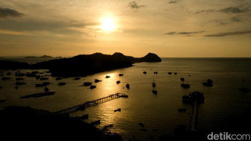 Travelers yang mengaku pencinta senja, wajib mengunjungi Labuan Bajo. Selain wisata Taman Nasional Komodo, Labuan Bajo terkenal dengan panorama matahari terbenamnya.