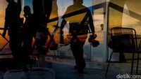 Labuan Bajo memang gak ada habisnya soal keindahan alam, dan momen sunset di sini adalah salah satu yang paling dinanti para travelers. 