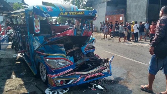 Tabrakan truk vs sepur kelinci di Polanharjo, Klaten, Sabtu (19/10/2024).