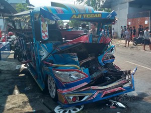 Adu Banteng Truk Vs Sepur Kelinci di Jalur Umbul Cokro Klaten