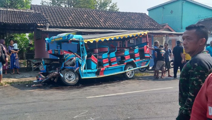 Tabrakan truk vs sepur kelinci di Polanharjo, Klaten, Sabtu (19/10/2024).