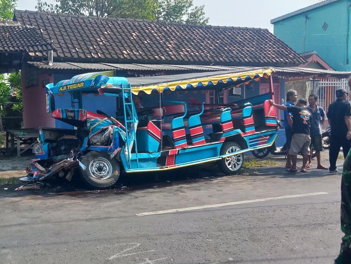 Tabrakan truk vs sepur kelinci di Polanharjo, Klaten, Sabtu (19/10/2024).