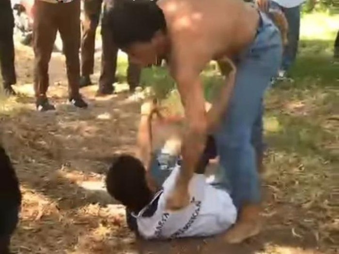 Tangkapan layar video perkelahian dua pelajar di Kabupaten Buleleng, Bali, viral di media sosial (medsos). (Foto: Istimewa)