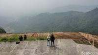 Pemandangan indah yang dinikmati dari atas Tower Telekomunikasi Pasir Sumbul kala cuaca cerah.