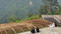 Pengunjung bersantai seraya menikmati pemandangan dari kawasan Tower Telekomunikasi Pasir Sumbul.