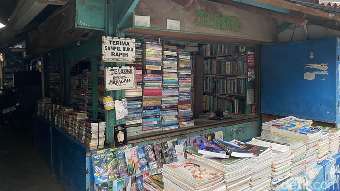 Tumpukan majalah dan buku di Toko Buku Riska, Pasar Buku Palasari, Kota Bandung. Sabtu (19/10/2024).