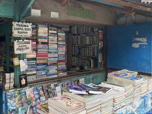 Setianya Isaq Jual Majalah Lawas di Palasari Bandung