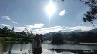 Foto pagi hari di tepi Situ Patenggang.