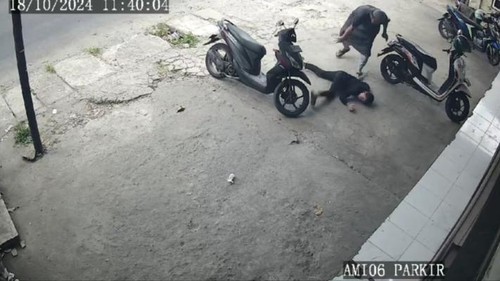 Video viral seorang pria membanting anak hingga pingsan di Kecamatan Ampenan, Kota Mataram, NTB. (Foto: Tangkapan layar CCTV)