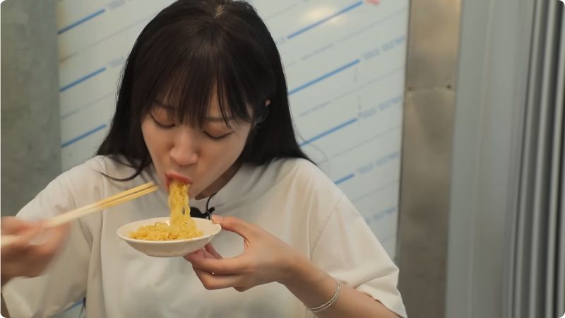 YouTuber Tzuyang mukbang 10 panci ramyeon