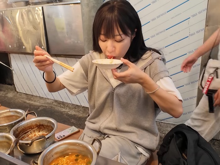 YouTuber Tzuyang mukbang 10 panci ramyeon