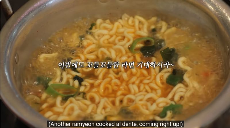 YouTuber Tzuyang mukbang 10 panci ramyeon