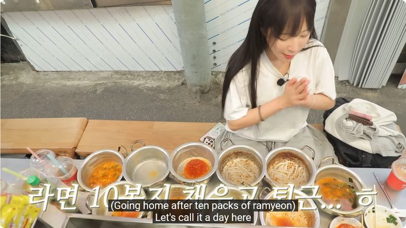 YouTuber Tzuyang mukbang 10 panci ramyeon