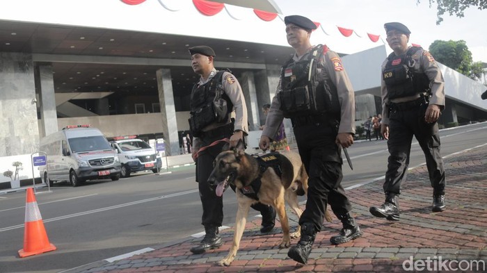 Pasukan TNI berjaga dikawasan Parlemen, Jakarta, Minggu (20/10/2024).