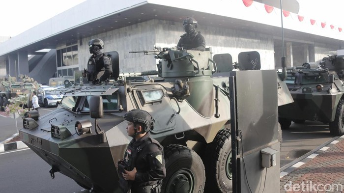 Pasukan TNI berjaga dikawasan Parlemen, Jakarta, Minggu (20/10/2024).