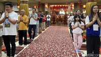 Melalui perayaan ini, umat Buddha diajak untuk memperkuat hubungan dengan Sangha, menjalin komunikasi yang baik, serta memperlihatkan rasa hormat dan kepedulian yang mendalam, sehingga menciptakan hubungan yang harmonis dan saling mendukung antara umat dan para anggota sangha.