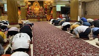 Peran perayaan Kathina sangat penting dalam mempererat ajaran Buddha karena perayaan ini menyatukan umat dari berbagai kalangan, suku, dan budaya yang datang bersama-sama untuk merayakan dan mendalami kebaikan ajaran Buddha. 