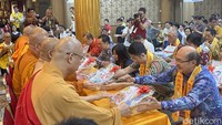 Kehadiran dan dedikasi para relawan ini sangat penting, terutama di tengah perayaan yang dihadiri oleh 5.000 umat Buddha, menciptakan suasana kebersamaan dan solidaritas yang kuat. 