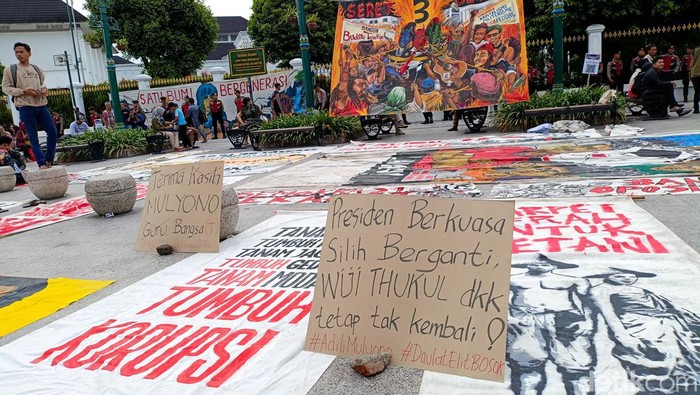 Aksi Parade Pengadilan Rezim : Dendam Kelas di Selasar Istana Kepresidenan Jogja, Minggu sore (20/10/2024).