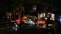 Para pengunjuk rasa di ibu kota menggunakan batu dan tempat sampah untuk memblokir jalan, menghalangi lalu lintas saat mereka memukul-mukul panci untuk menuntut tindakan cepat guna memulihkan listrik di pulau itu. Polisi kemudian datang untuk membubarkan protes dan membersihkan jalan.  