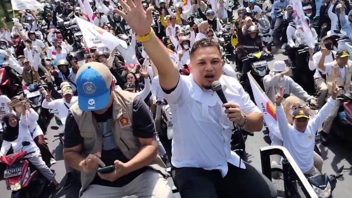 Ali Lubis dan kader Gerindra Jakarta Timur menyambut Prabowo-Gibran usai dilantik menjadi Presiden dan Wapres. Mereka berada di Pesta Rakyat kawasan Sudirman, Jakarta.
