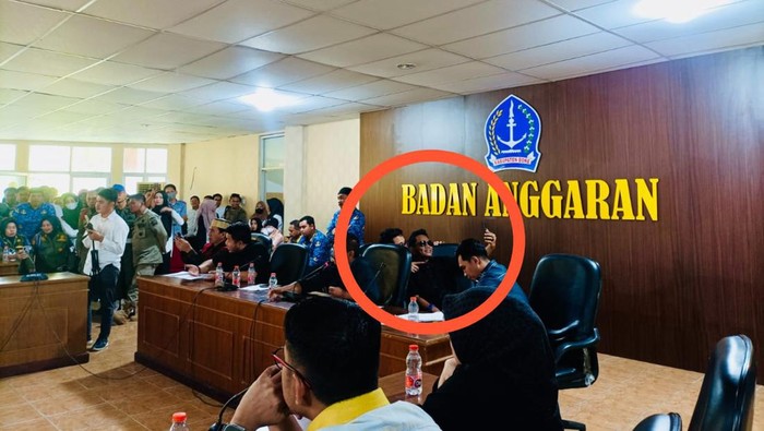 Anggota DPRD Bone asyik selfie saat tenaga honorer menyampaikan aspirasi dalam rapat.