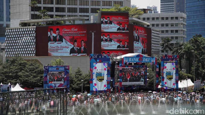 Sejumlah warga menonton pelantikan presiden dan wakil presiden melalui videotron di Bundaran HI, Jakarta, Minggu (20/10/2024). Prabowo - Gibran resmi menjadi Presiden dan Wakil Presiden RI periode 2024-2029.