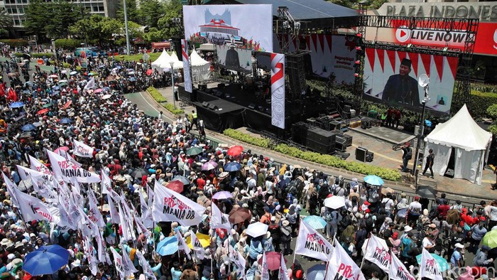 Antusias Warga Nonton Bareng Pelantikan Prabowo-Gibran di Bundaran HI Sejumlah warga menonton pelantikan presiden dan wakil presiden melalui videotron di Bundaran HI, Jakarta, Minggu (20/10/2024). Prabowo - Gibran resmi menjadi Presiden dan Wakil Presiden RI periode 2024-2029.