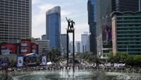 Usai mengucap sumpah, riuh tepuk tangan dan teriakan terdengar dari masyarakat yang menonton di Bundaran HI, Jakarta Pusat.