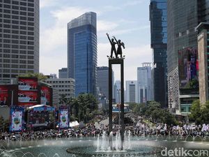 DLH DKI Angkut 43,17 Ton Sampah Usai Pesta Rakyat Pelantikan Presiden
