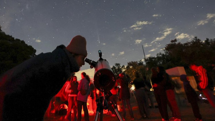 Antusias Warga Saksikan Komet Tsuchinshan-ATLAS di Langit Meksiko People attend a stargazing and comet-watching gathering at Joya-La Barreta ecological park as comet Tsuchinshan–ATLAS flies overhead in Queretaro, Mexico, Saturday, Oct. 19, 2024. (AP Photo/Ginnette Riquelme)