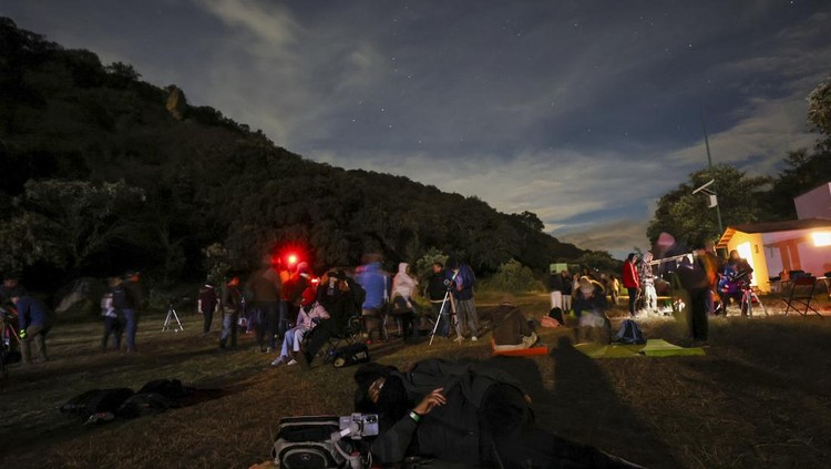 People attend a stargazing and comet-watching gathering at Joya-La Barreta ecological park as comet Tsuchinshan–ATLAS flies overhead in Queretaro, Mexico, Saturday, Oct. 19, 2024. (AP Photo/Ginnette Riquelme)