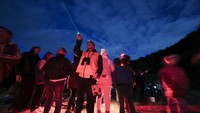 People attend a stargazing and comet-watching gathering at Joya-La Barreta ecological park as comet Tsuchinshan–ATLAS flies overhead in Queretaro, Mexico, Saturday, Oct. 19, 2024. (AP Photo/Ginnette Riquelme)