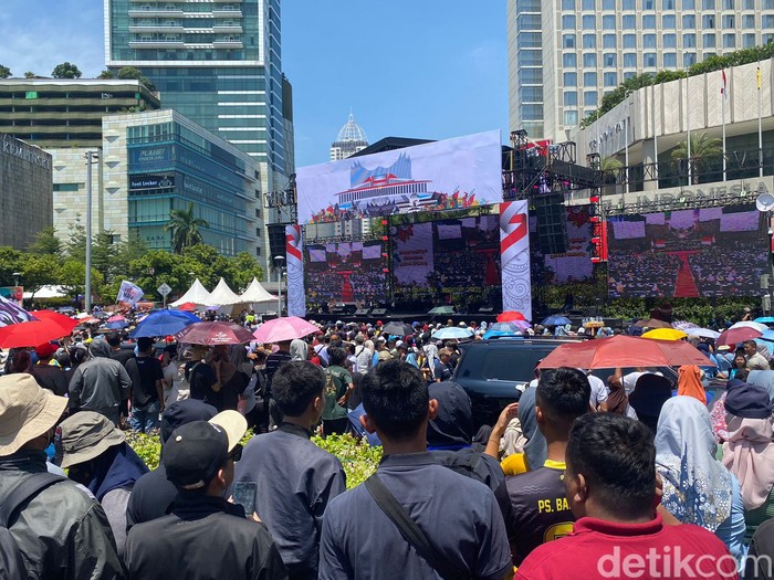 Antusiasme masyarakat di Bundaran HI Jakarta melihat pelantikan Prabowo-Gibran, 20 Oktober 2024. (Wildan Noviansah/detikcom)