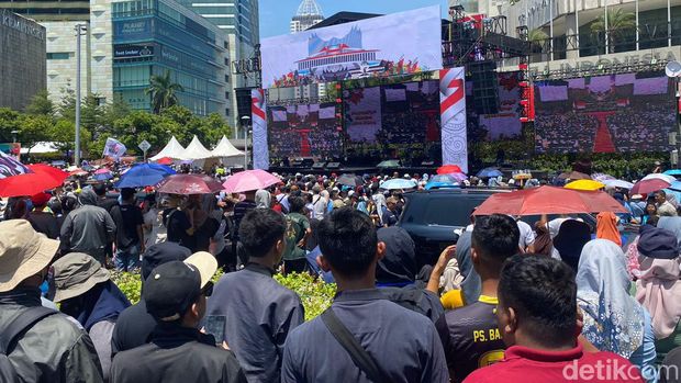 Antusiasme masyarakat di Bundaran HI Jakarta melihat pelantikan Prabowo-Gibran, 20 Oktober 2024. (Wildan Noviansah/detikcom)